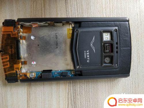 威图手机电池怎么卸 威图手机vertu ti电池拆解教程