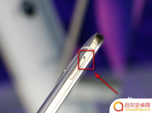 手机里的卡槽如何取下来 手机卡怎么取出来