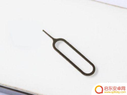 手机里的卡槽如何取下来 手机卡怎么取出来