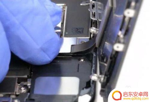 苹果手机更换听筒怎么设置 iPhone手机换听筒维修步骤