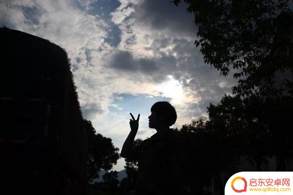潇洒女兵 抖音文案(潇洒女兵抖音文案怎么写)
