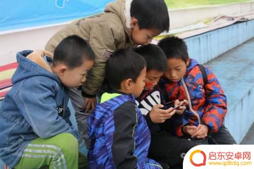 孩子屡次偷手机玩 孩子玩手机的危害及如何教育