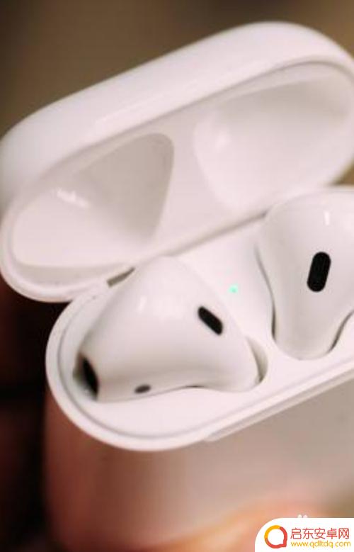苹果音响怎么配对两部手机 一副 AirPods 如何同时连接两台 iPhone