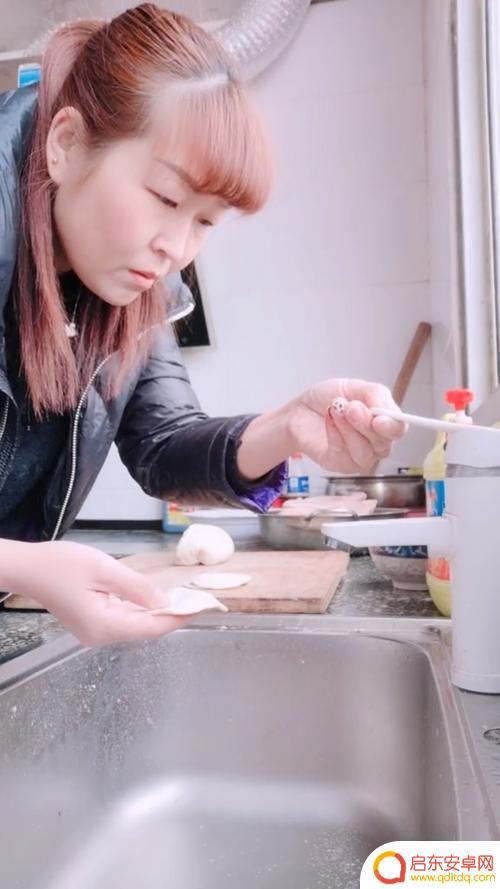 美女拿饺子视频抖音(美女拿饺子视频抖音素材)