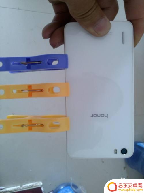 刚修完手机后盖开胶怎么办 华为手机后盖开胶怎么修