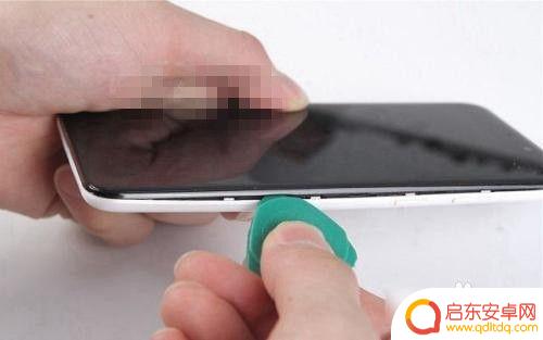 玩手机如何开壳教程 手机壳怎么打开