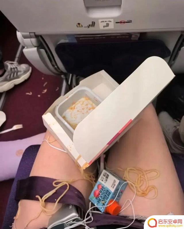 飞机突然下坠！3秒内食物、手机等物品飞散，航空公司做出回应