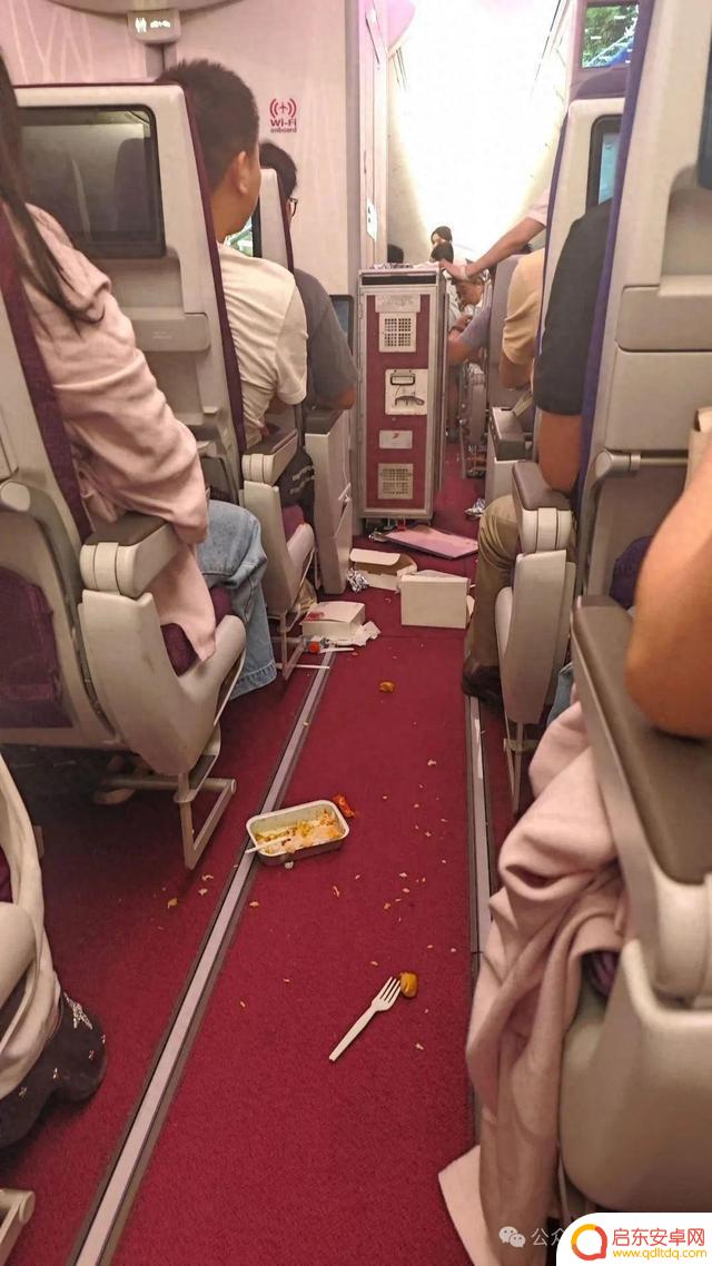 飞机突然下坠！3秒内食物、手机等物品飞散，航空公司做出回应