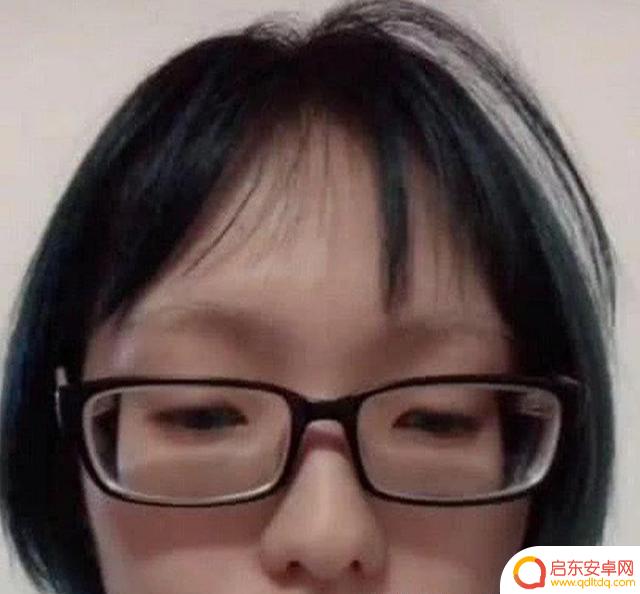 抖音小姐姐戴抖音眼镜