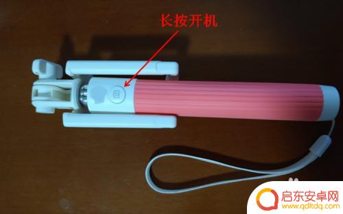 手机怎么放到自拍杆 手机自拍杆的操作步骤