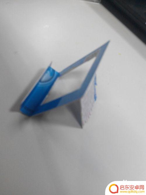 怎么用衣服架做手机支架 如何制作简易手机支架