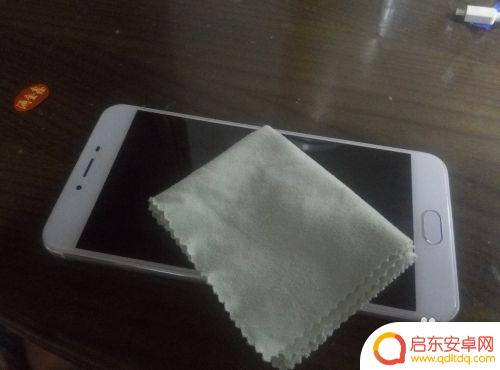 如何让贴纸在手机后面 给手机贴上喜欢的贴纸步骤